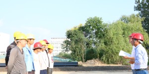 中铁四局淮南煤化工产业园项目首个水稳底基层摊铺顺利完成
